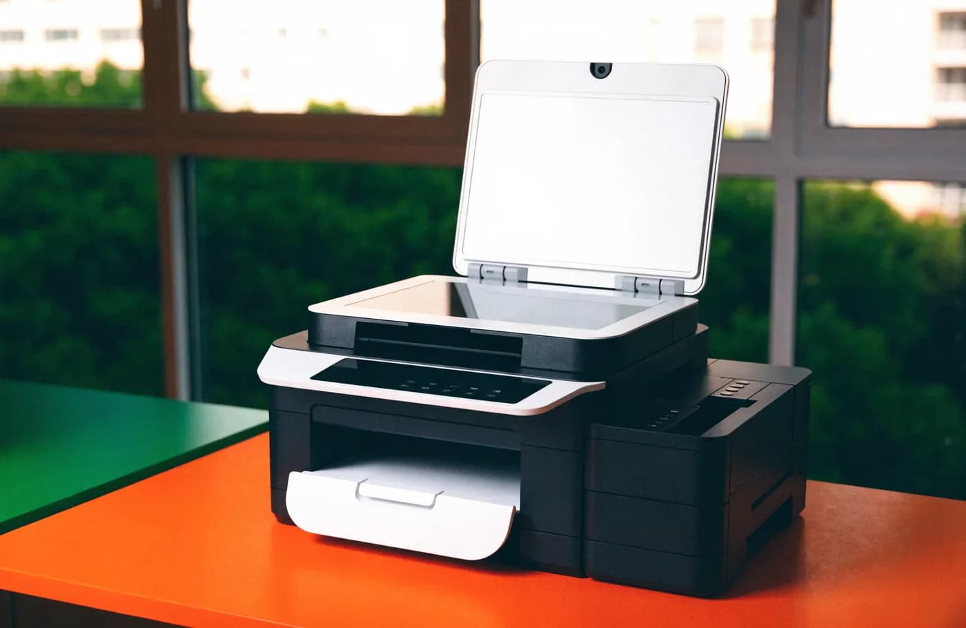 Imprimante multifonction avec le capot du scanner relevé sur la vitre